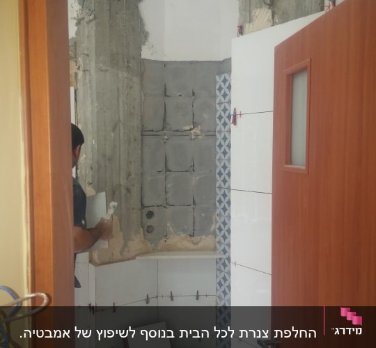 עבודת ריצוף והדבקת אריחים בחדר שיפוצים